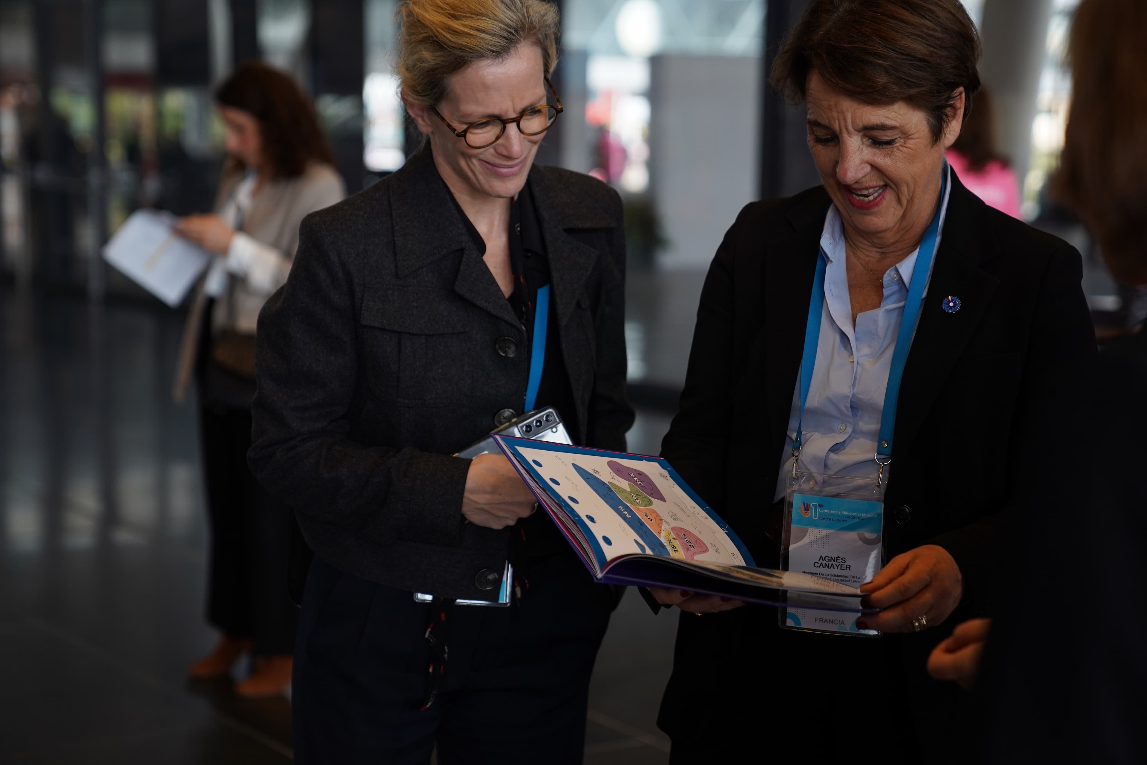 French Minister reading BTR book at the installation